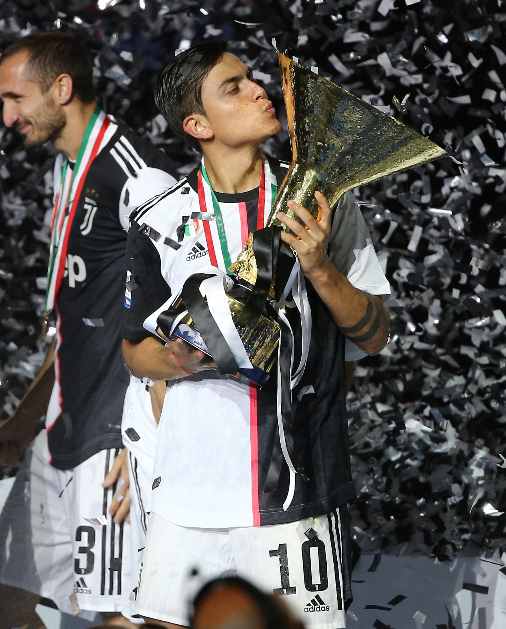 后者倚重 后者倚重